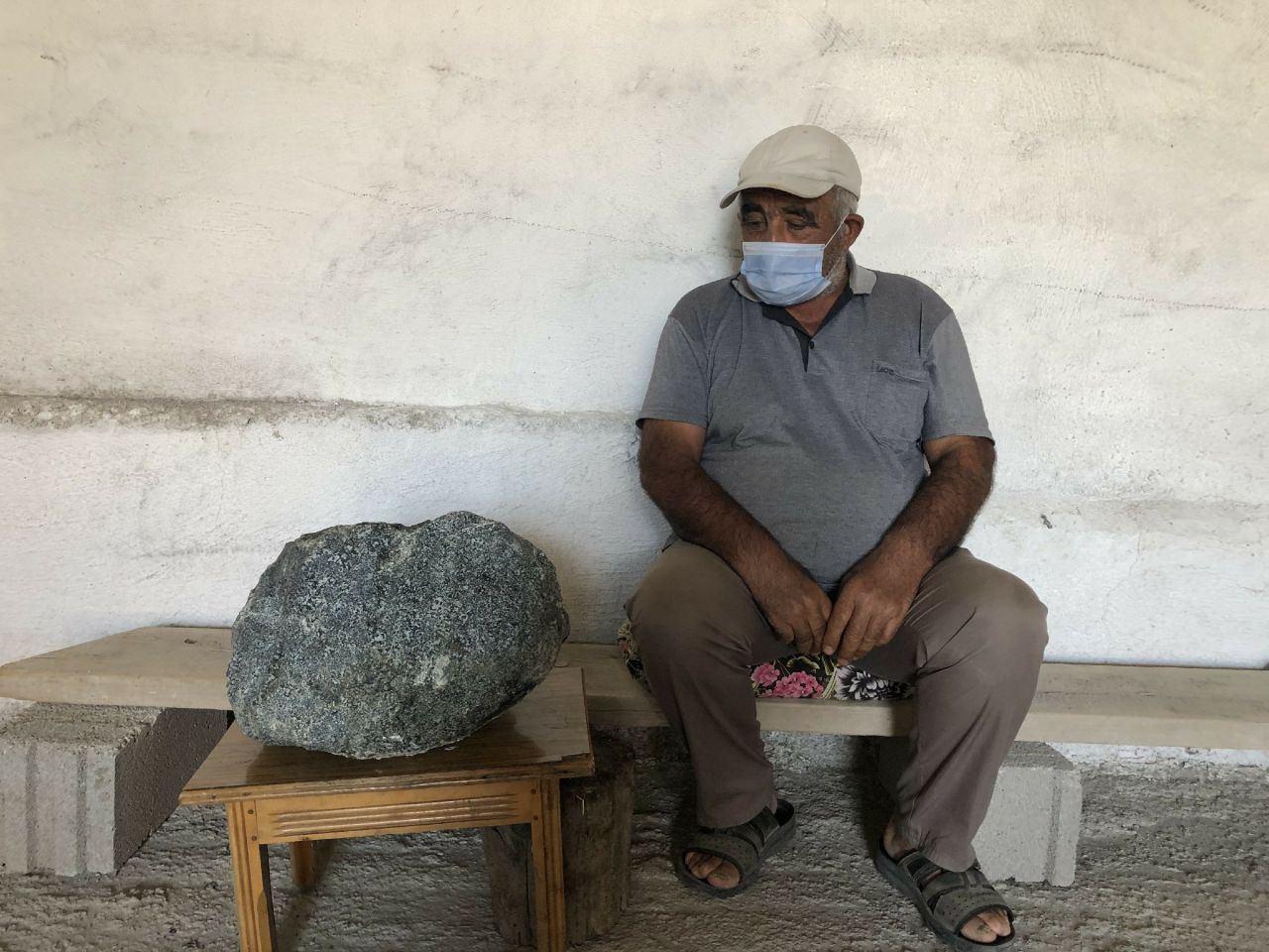 Sivaslı çiftçi tarlasında buldu! Esrarengiz taş 2 katı ağırlıkta