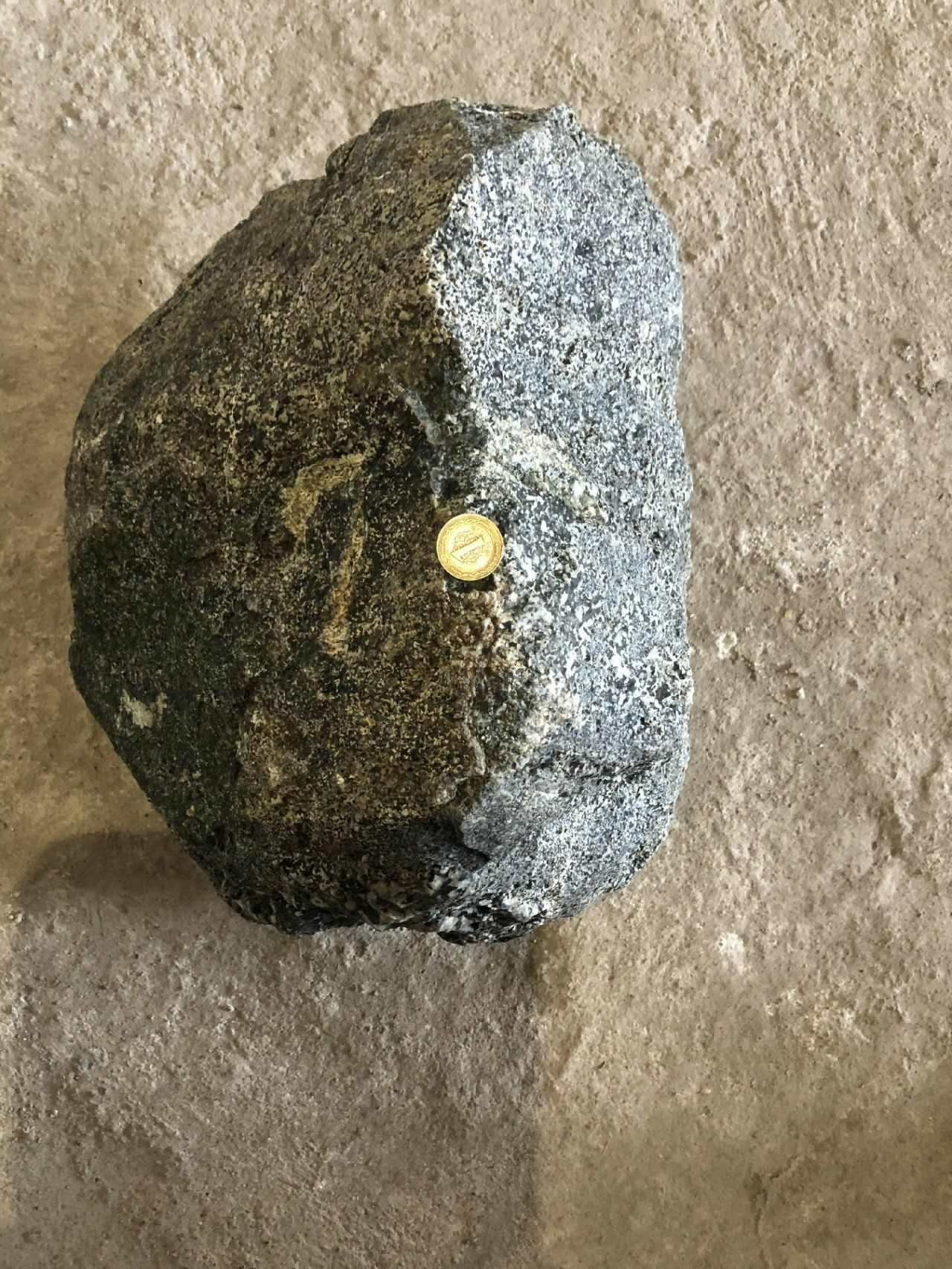 Sivaslı çiftçi tarlasında buldu! Esrarengiz taş 2 katı ağırlıkta