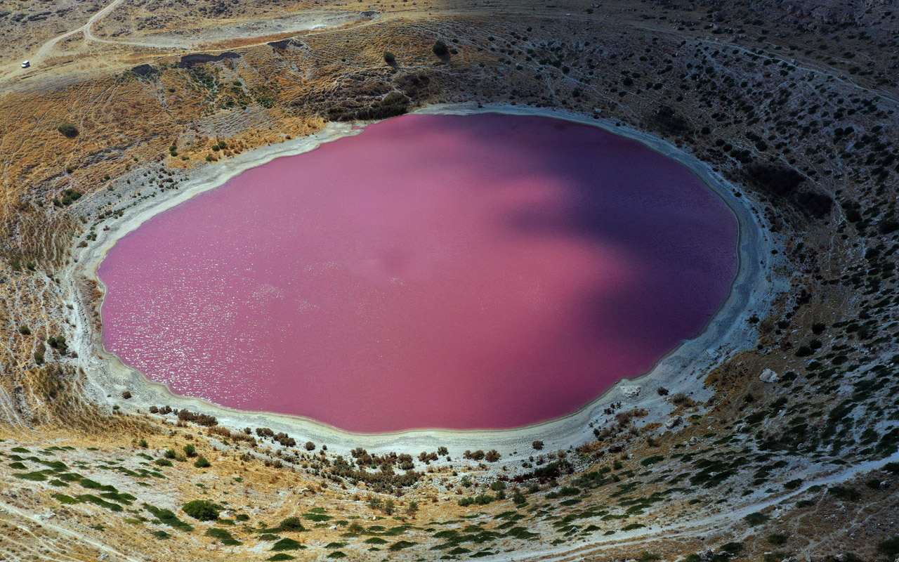 Konya'da pembe renkli göl şaşırttı! Rengi değişen obruğa 2 neden var