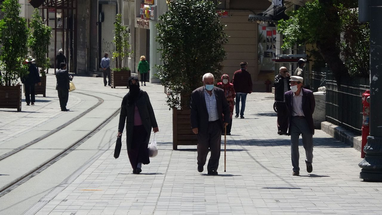 Türkiye'de 65 yaş üstü sokağa çıkma yasağı gelen illerin sayısı 42'ye çıktı