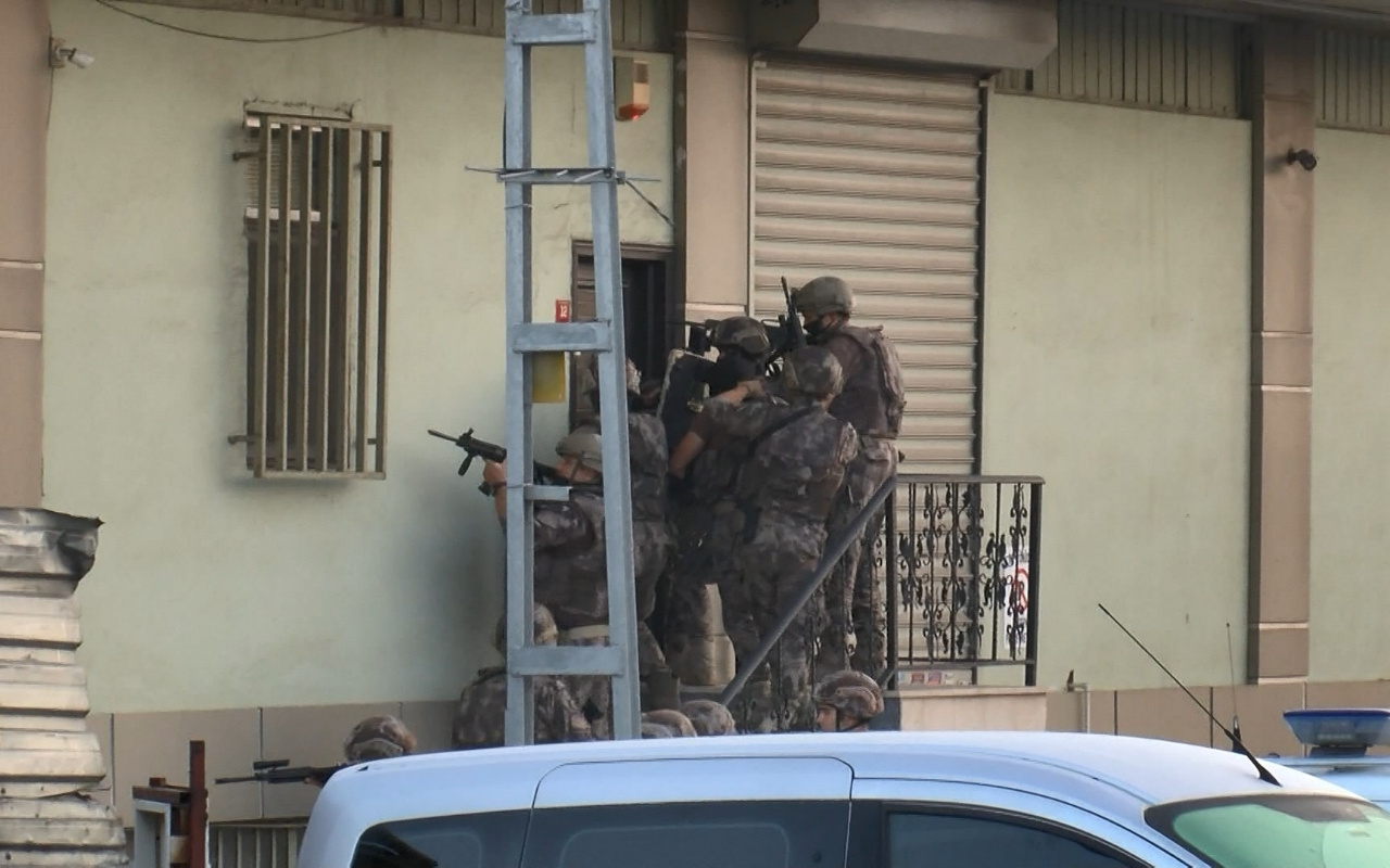Ümraniye'de hareketli dakikalar, özel harekat polisleri kapıyı kırarak içeri girdi