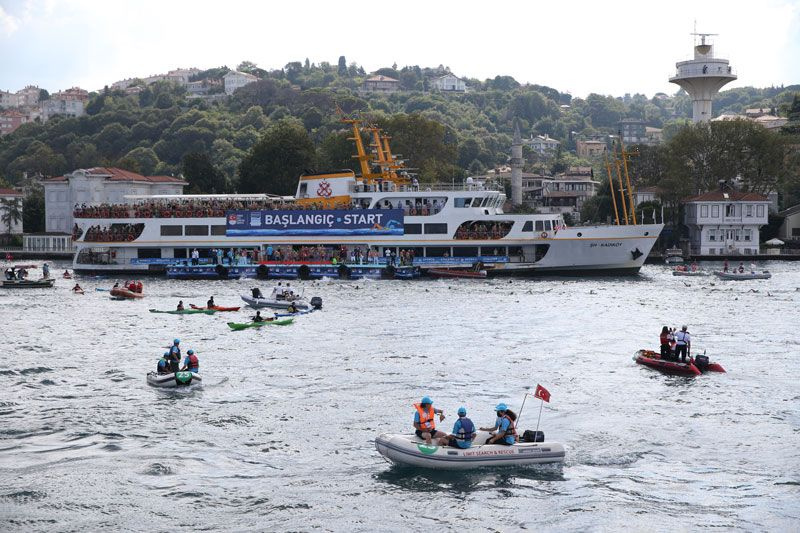 İstanbul Boğazı'nda 32'nci Boğaziçi Kıtalararası Yüzme Yarışı heyecanı yaşandı