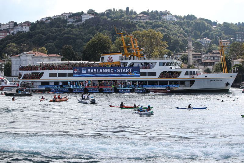 İstanbul Boğazı'nda 32'nci Boğaziçi Kıtalararası Yüzme Yarışı heyecanı yaşandı