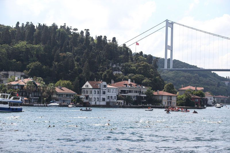 İstanbul Boğazı'nda 32'nci Boğaziçi Kıtalararası Yüzme Yarışı heyecanı yaşandı