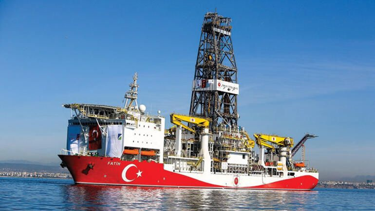 Türkiye'nin 5 gemisi Karadeniz ve Akdeniz'de fersah fersah petrol ve doğalgaz eriyor