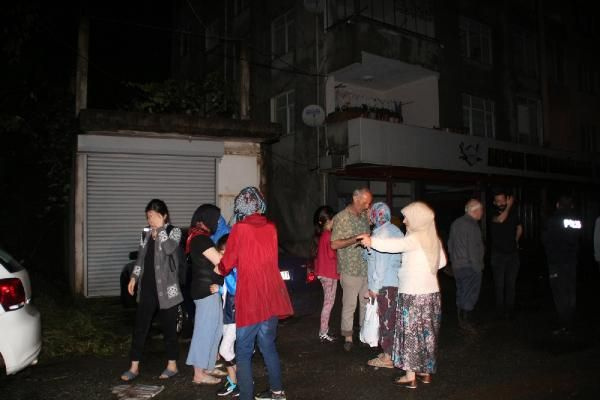 Rize'de heyelan; 2 binadaki 30 kişi tahliye edildi