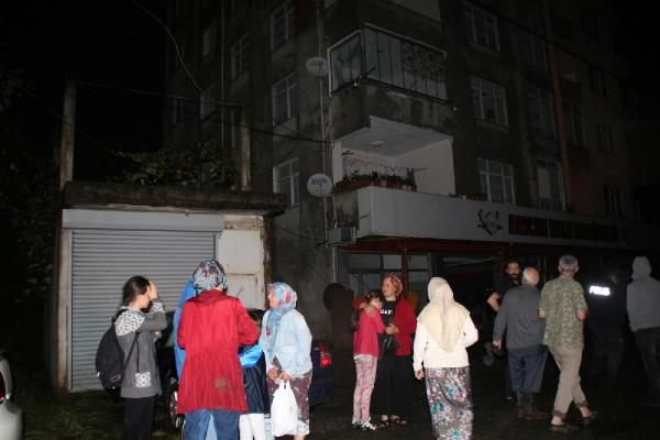 Rize'de heyelan; 2 binadaki 30 kişi tahliye edildi