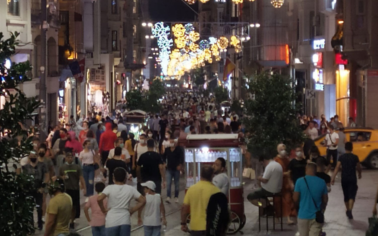 İstiklal Caddesi'nde tedirgin eden görüntü! Koronavirüs unutuldu