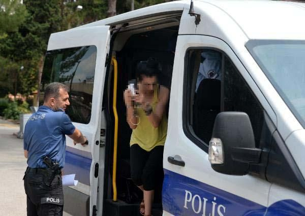 Adana'da yaşandı! Sahte altın satarken yakalanan kadına 1 yıl 3 ay hapis cezası