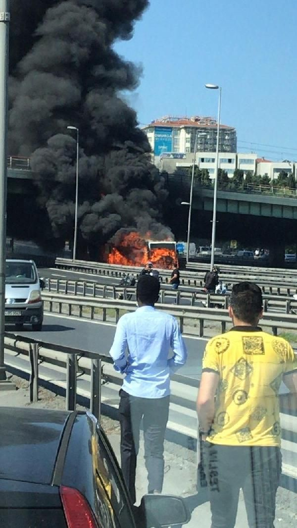 Zeytinburnu'nda metrobüs alev alev yandı feci görüntüler