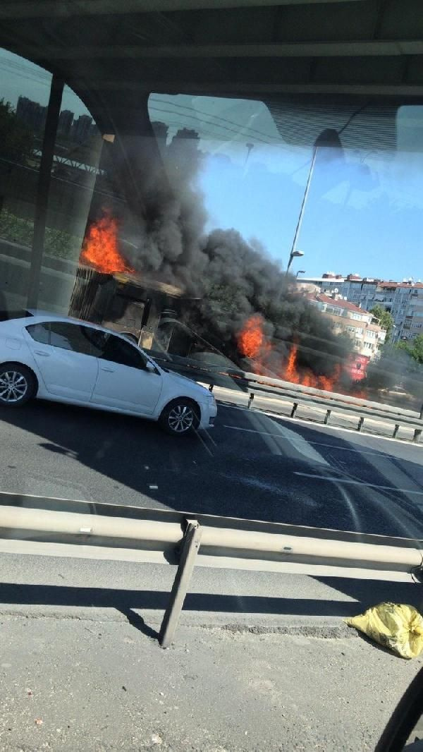 Zeytinburnu'nda metrobüs alev alev yandı feci görüntüler