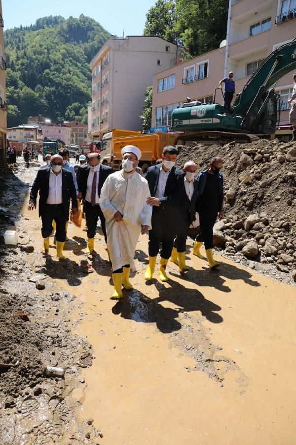 Diyanet İşleri Başkanı Ali Erbaş cübbesiyle Giresun'daki afet bölgesine girdi