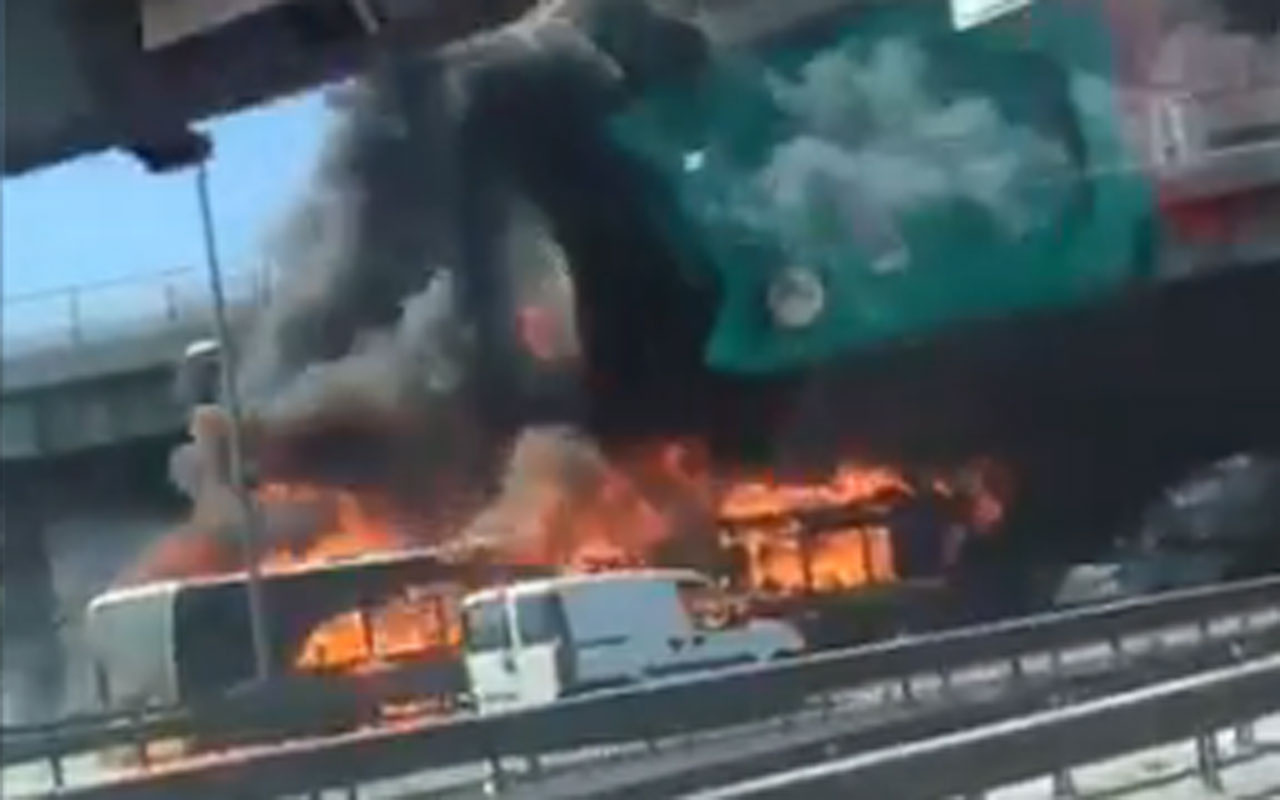 İstanbul Bakırköy'de metrobüs alev alev yandı! İşte o anların görüntüsü
