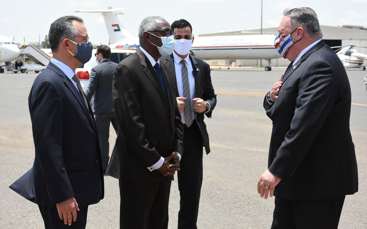 ABD Dışişleri Bakanı Pompeo İsrail-Sudan arası aktarmasız ilk resmi seferle Sudan’a gitti