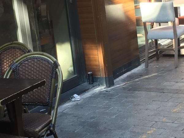 Bir kadın İzmir'de gündüz vakti sokak ortasına tuvaletini yaptı