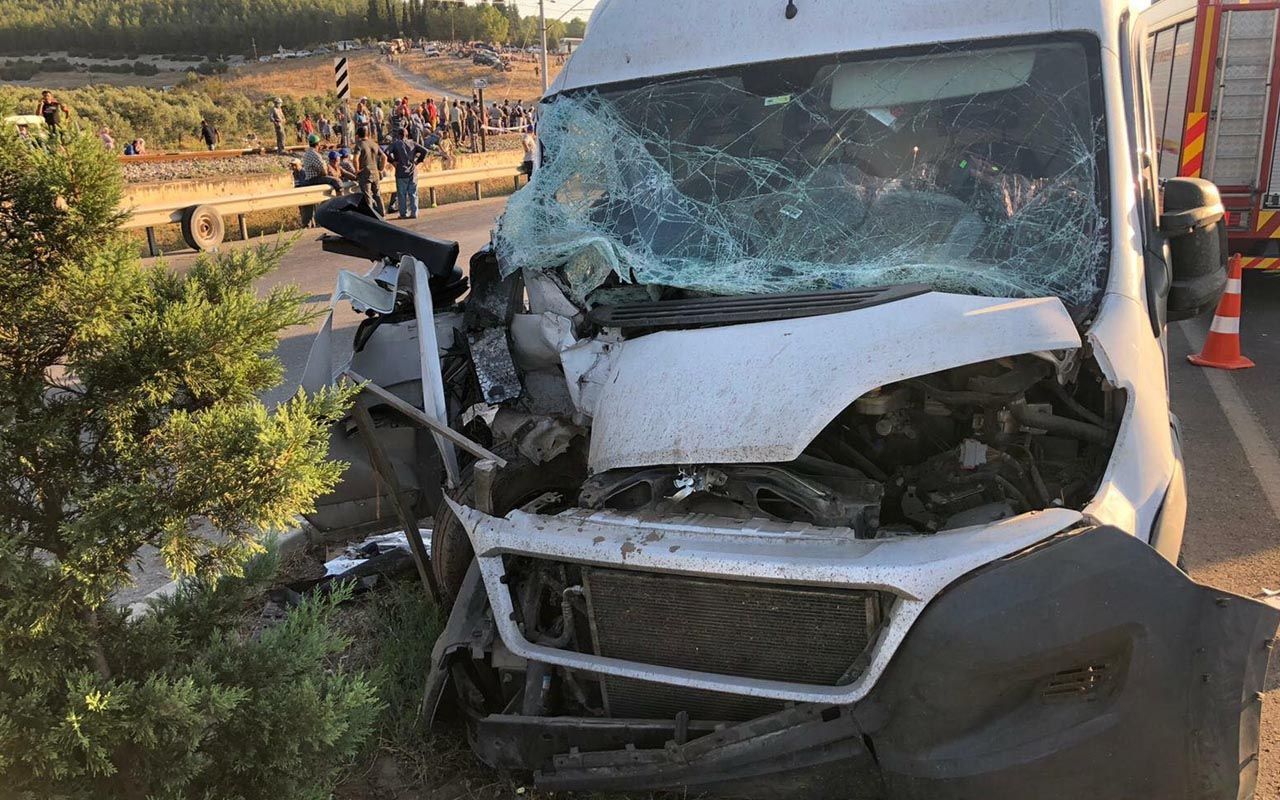 Manisa'da facia! Traktöre arkadan çarpan minibüs ölüm getirdi
