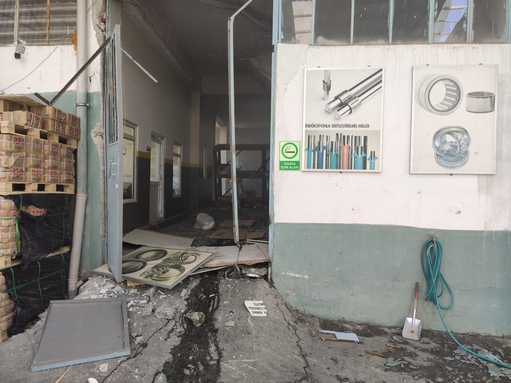 Sultangazi'de fabrikada korkunç patlama duvarlar yıkıldı araçlar altında kaldı