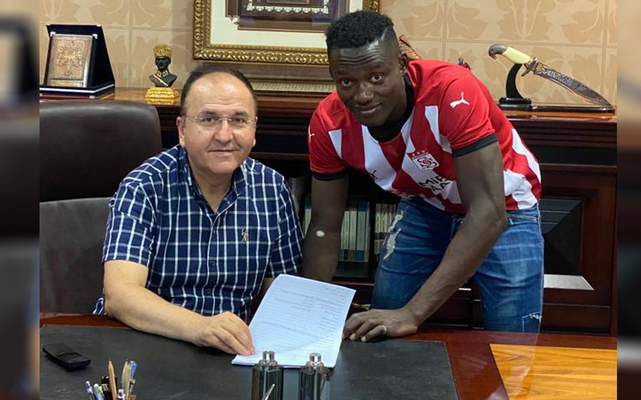 Sivasspor Casimir Ninga'ya imzalattı