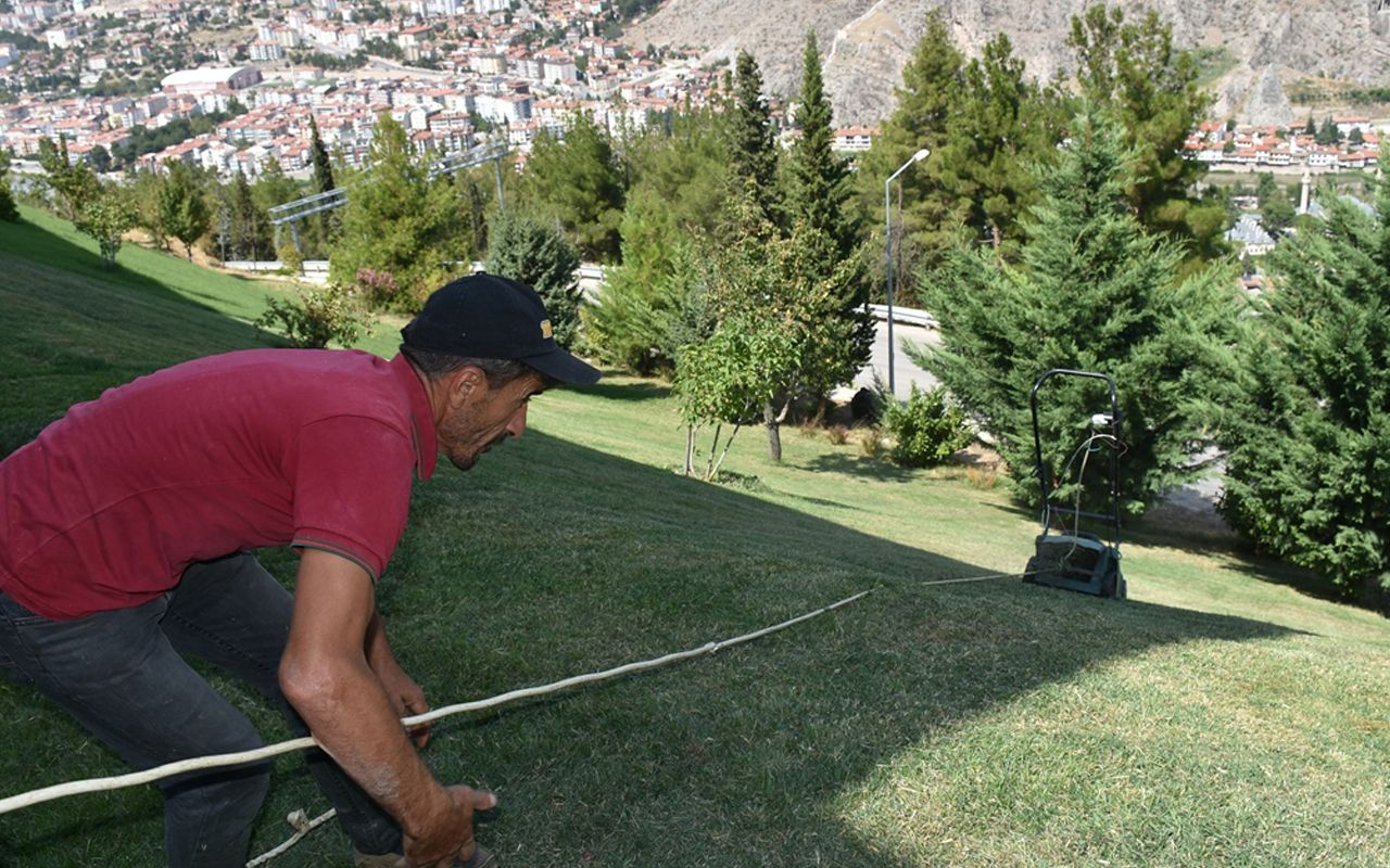 Amasya'da mucit bahçıvan yaptı bahçeye girmeden çimleri biçiyor