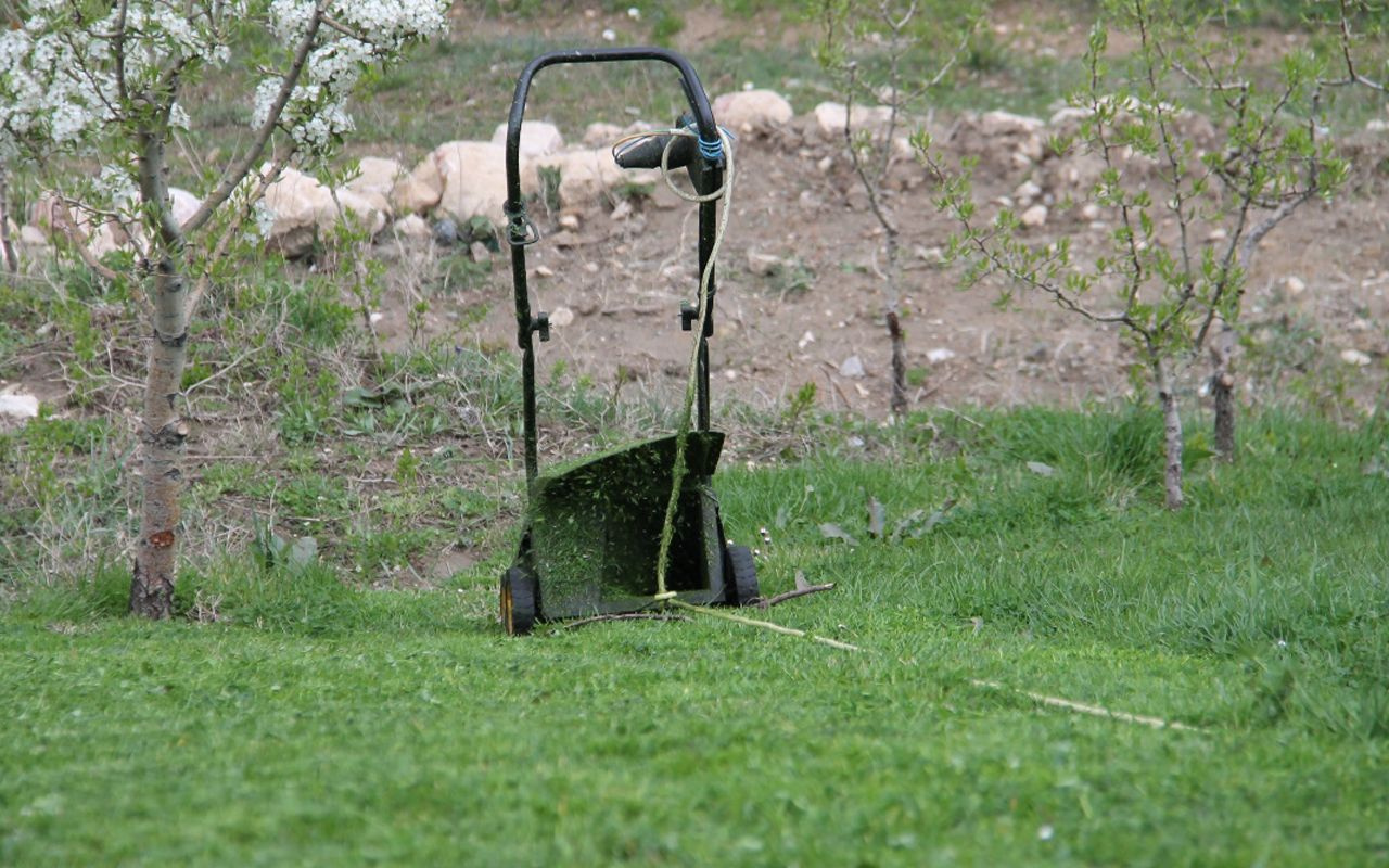 Amasya'da mucit bahçıvan yaptı bahçeye girmeden çimleri biçiyor