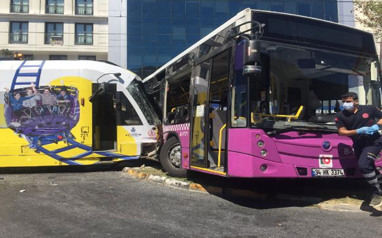 İstanbul'da tramvay halk otobüsüne çarptı!