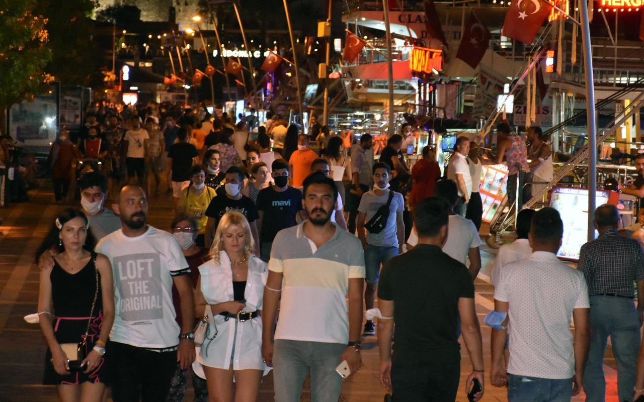 Marmaris'te gündüz plajlardaki 'eğlence' akşam caddede devam ediyor