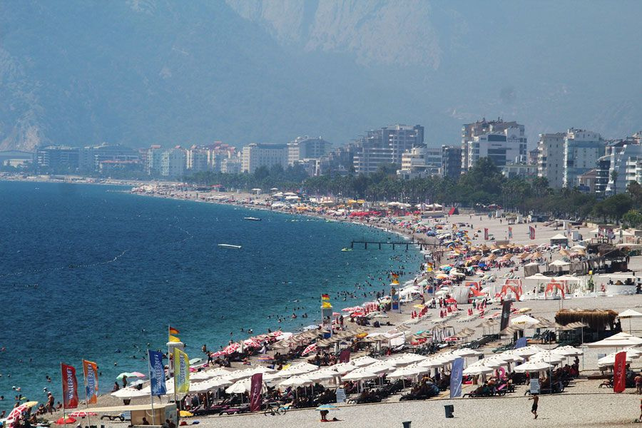 Antalya'da kavurucu sıcak termometreler 43 dereceyi gösterdi