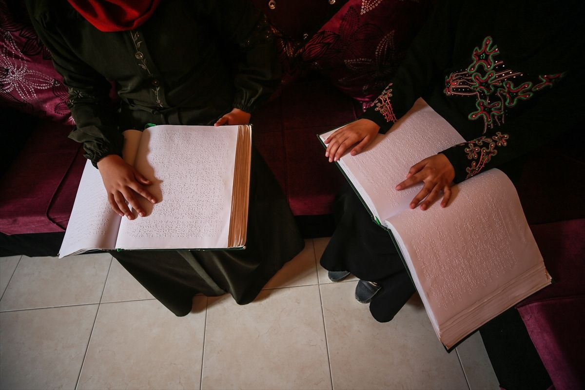 Filistinli görme engelli kardeşler hafız oldu! Biri üniversite bitirdi biri okuyor