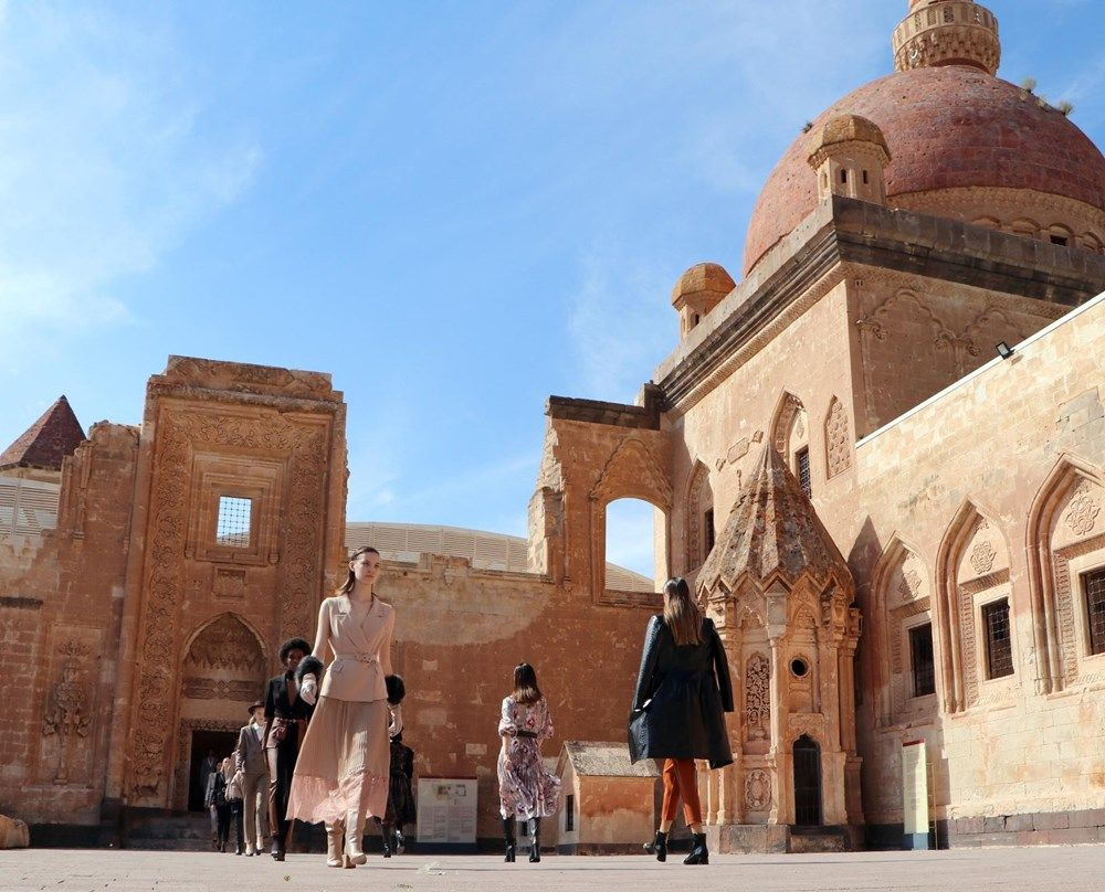 Ünlü mankenler Ağrı'da İshak Paşa Sarayı'nda defile yaptı turistlerden büyük ilgi