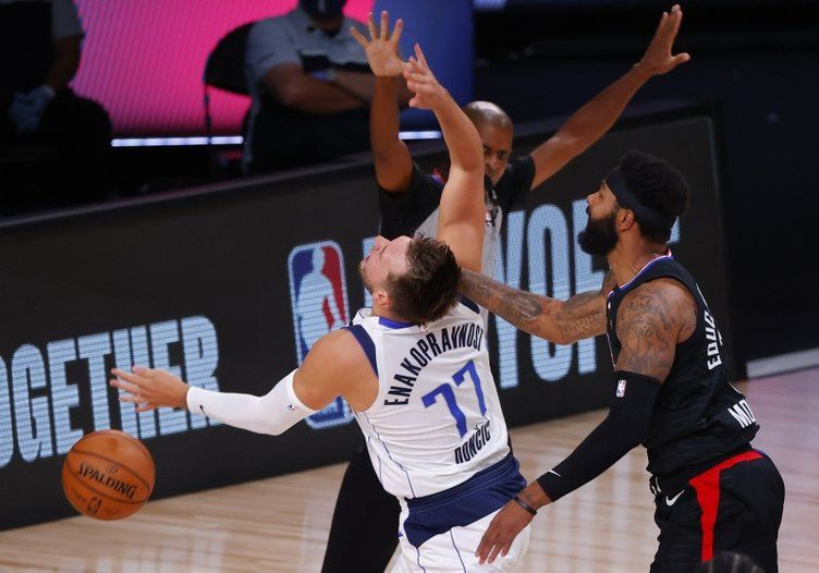 NBA'de Marcus Morris'ten Luka Doncic'e sert faul! Parkede ortalık karıştı