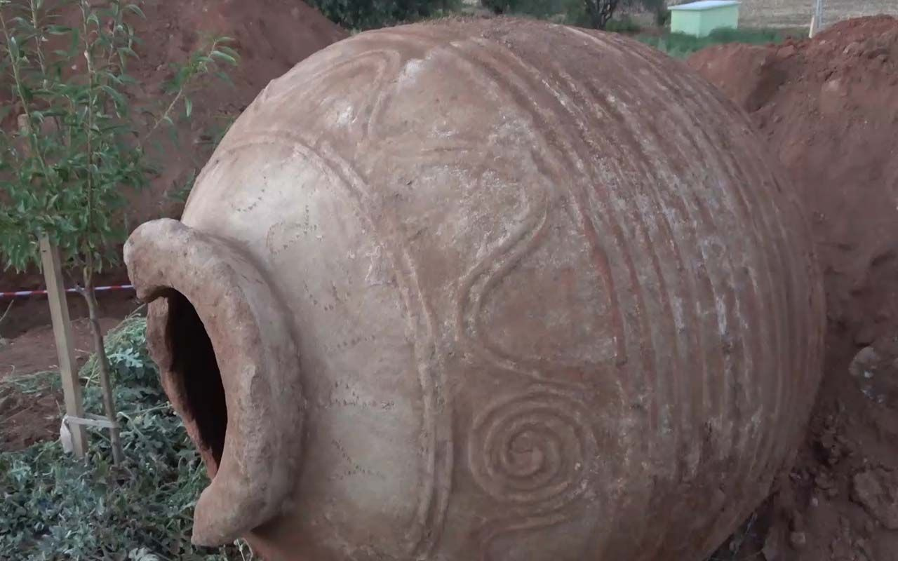 Kırıkkale'de tarlasında binlerce yıllık tarihi küp buldu üzerindeki harfler dikkat çekti