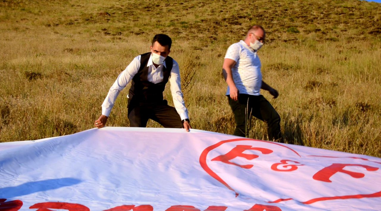 Erzurum'da düğünü iptal edilen damadın hazırladığı pankart herkesi şaşırttı