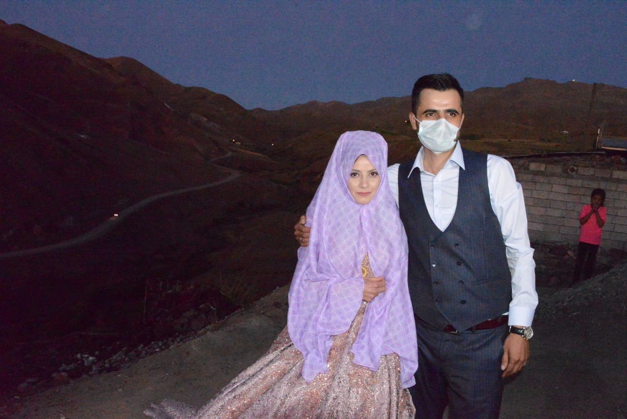 Erzurum'da düğünü iptal edilen damadın hazırladığı pankart herkesi şaşırttı