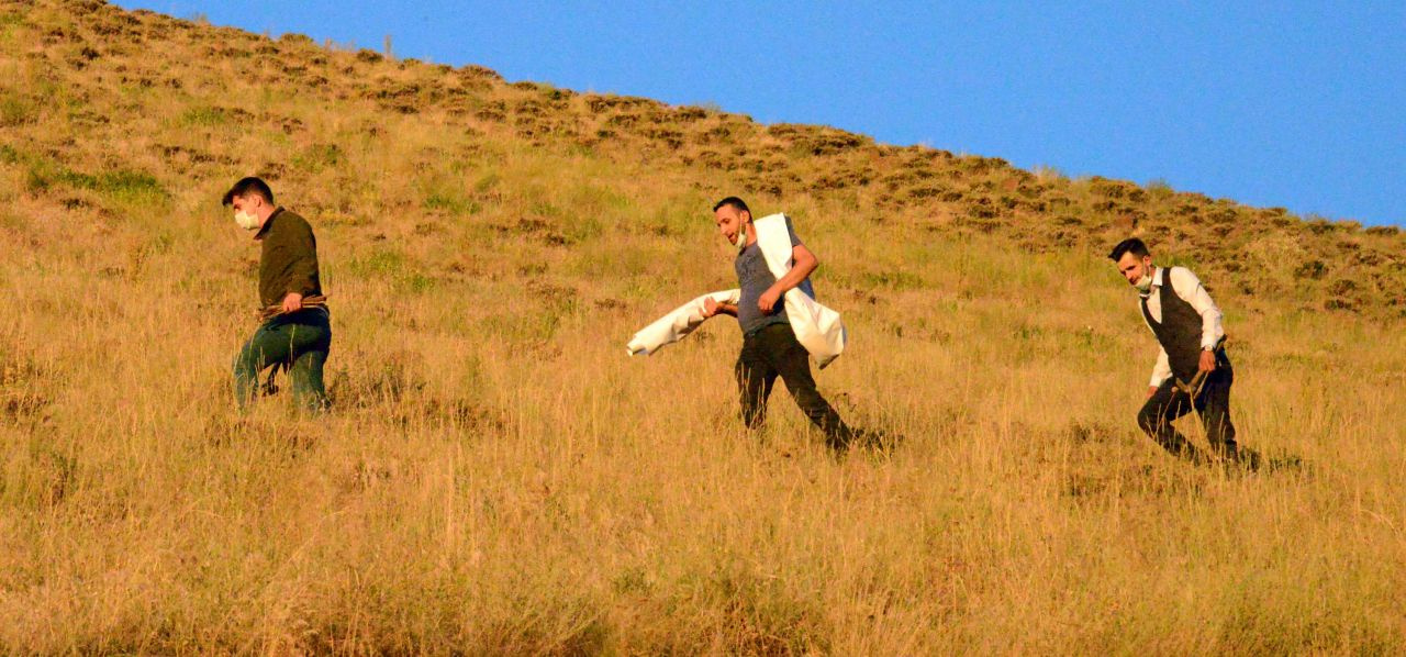 Erzurum'da düğünü iptal edilen damadın hazırladığı pankart herkesi şaşırttı