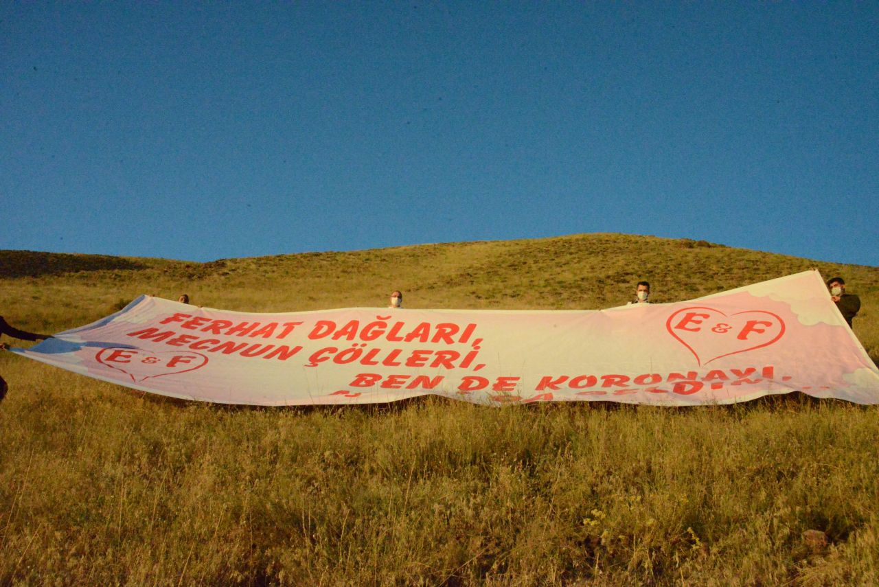 Erzurum'da düğünü iptal edilen damadın hazırladığı pankart herkesi şaşırttı