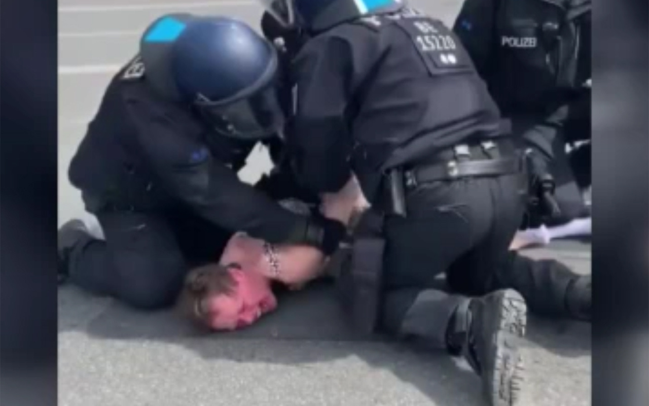 Alman polisinin yaşlı kadına şiddeti tepki çekti