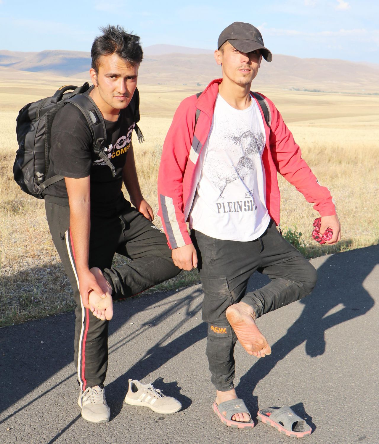 Afganistanlı kaçak göçmenlerin 'umut yolculuğu' görüntülendi