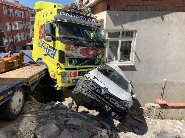 Sancaktepe'de TIR önüne gelen ne varsa ezdi geçti! Ortalık savaş alanına döndü