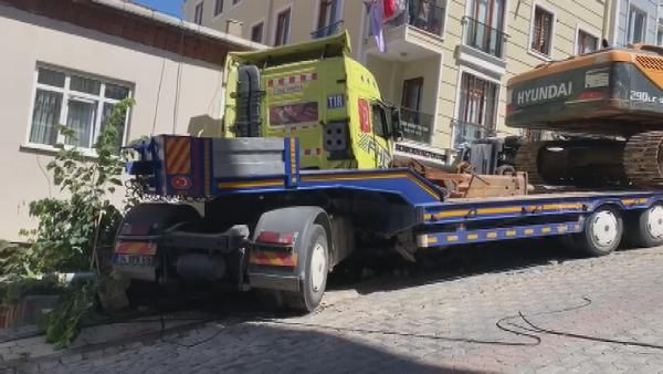 Sancaktepe'de TIR önüne gelen ne varsa ezdi geçti! Ortalık savaş alanına döndü