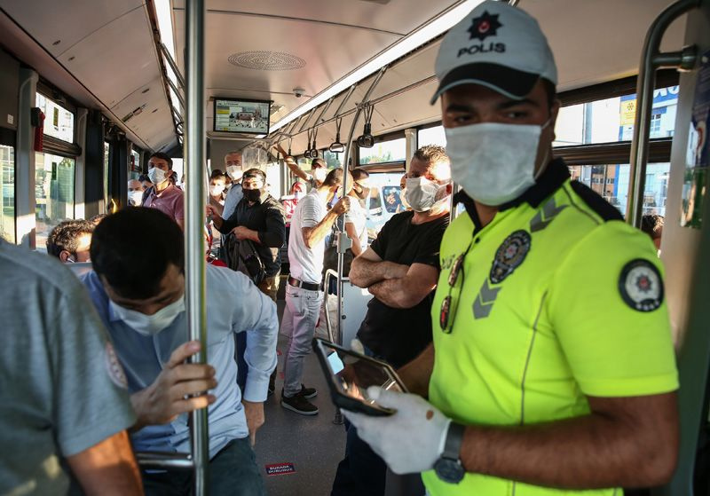 İstanbul'da toplu taşıma araçlarına koronavirüs denetimi ceza yağdı