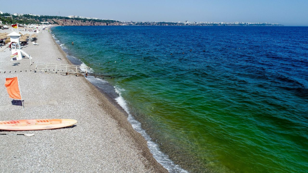 Antalya Konyaaltı sahilinin rengi bir anda değişti denizdekiler korkuyla çıktı