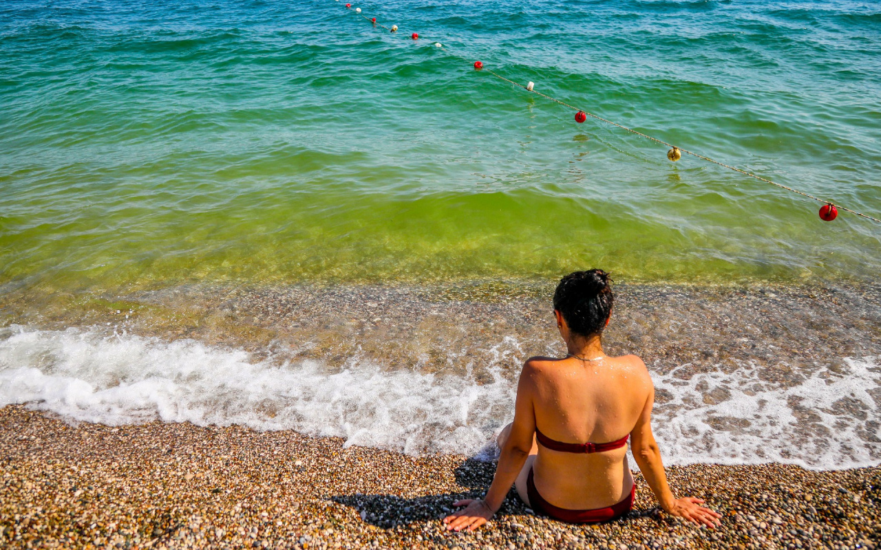 Antalya Konyaaltı sahilinin rengi bir anda değişti denizdekiler korkuyla çıktı