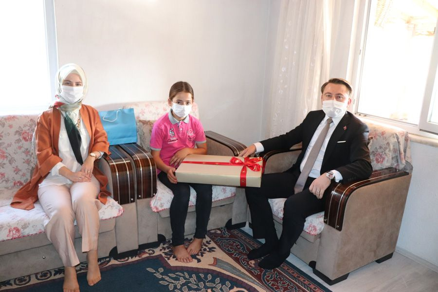 Emine Erdoğan'ın hediyesi 'Toroslar'ın Kardeleni' yörük kızı Emine'ye ulaştı