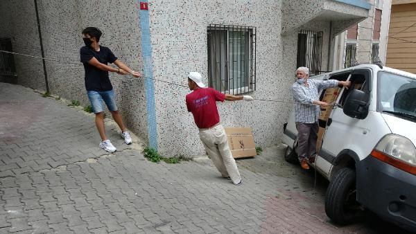 Şişli'de askıda kalan minibüsü halatla tuttular