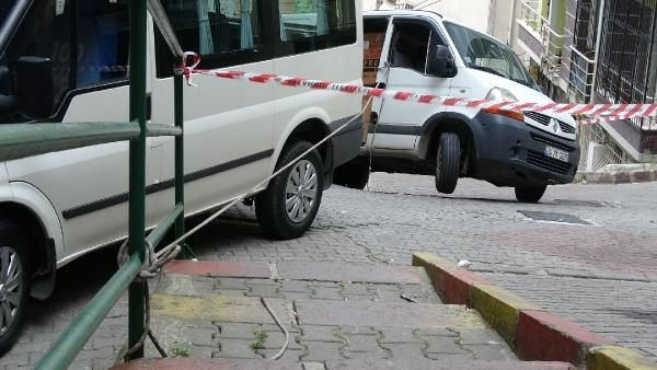 Şişli'de askıda kalan minibüsü halatla tuttular