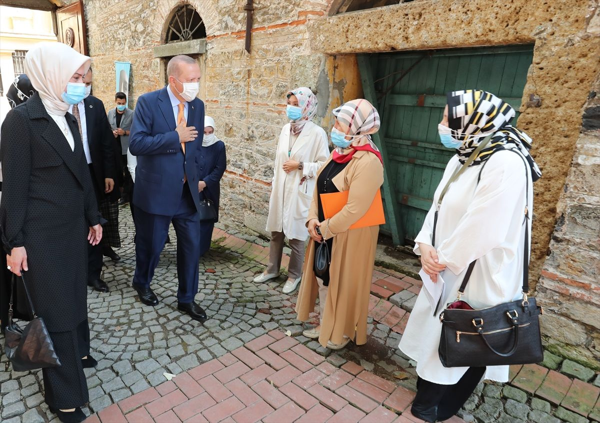 Cumhurbaşkanı Erdoğan İstanbul'da KADEM'in 'Böyle Daha Güzelsin' sergisini gezdi