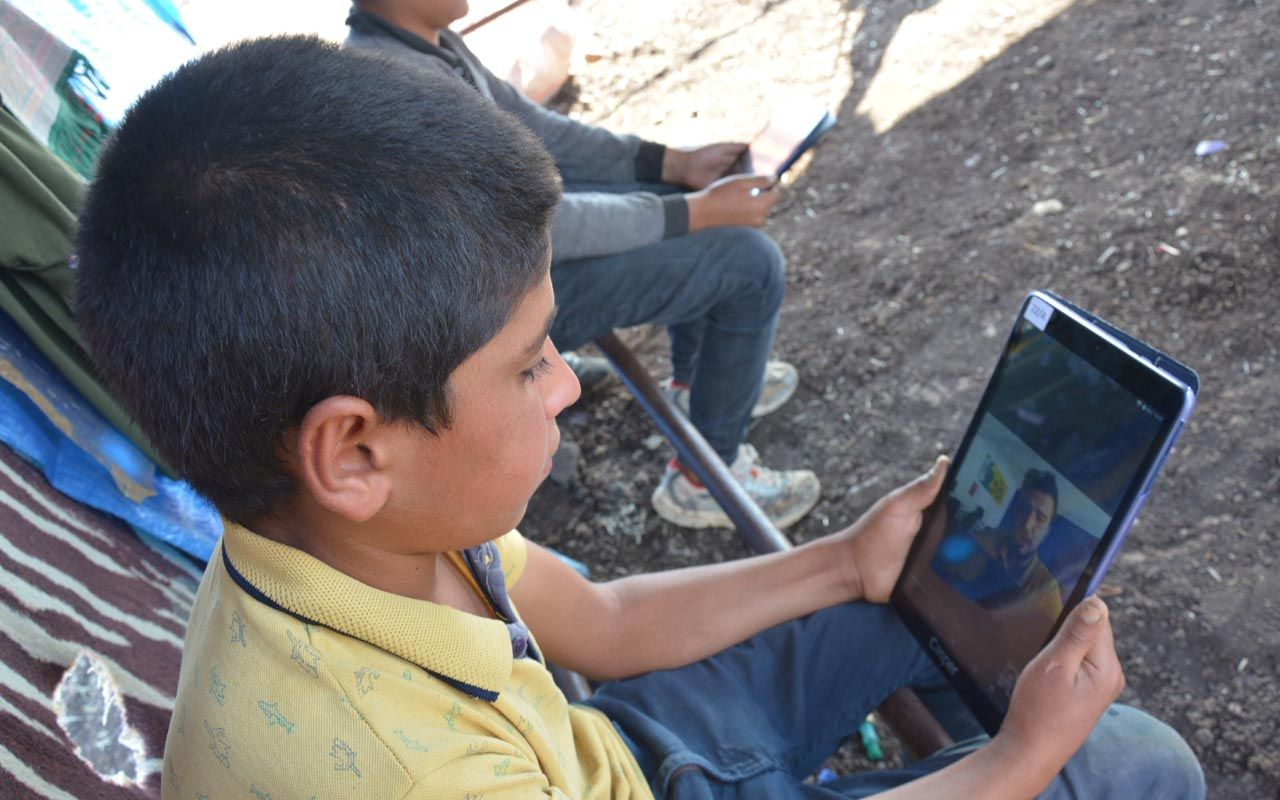 Şanlıurfa'da tarlada online ders EBA Mobil Destek Aracı öğrencilerle buluştu