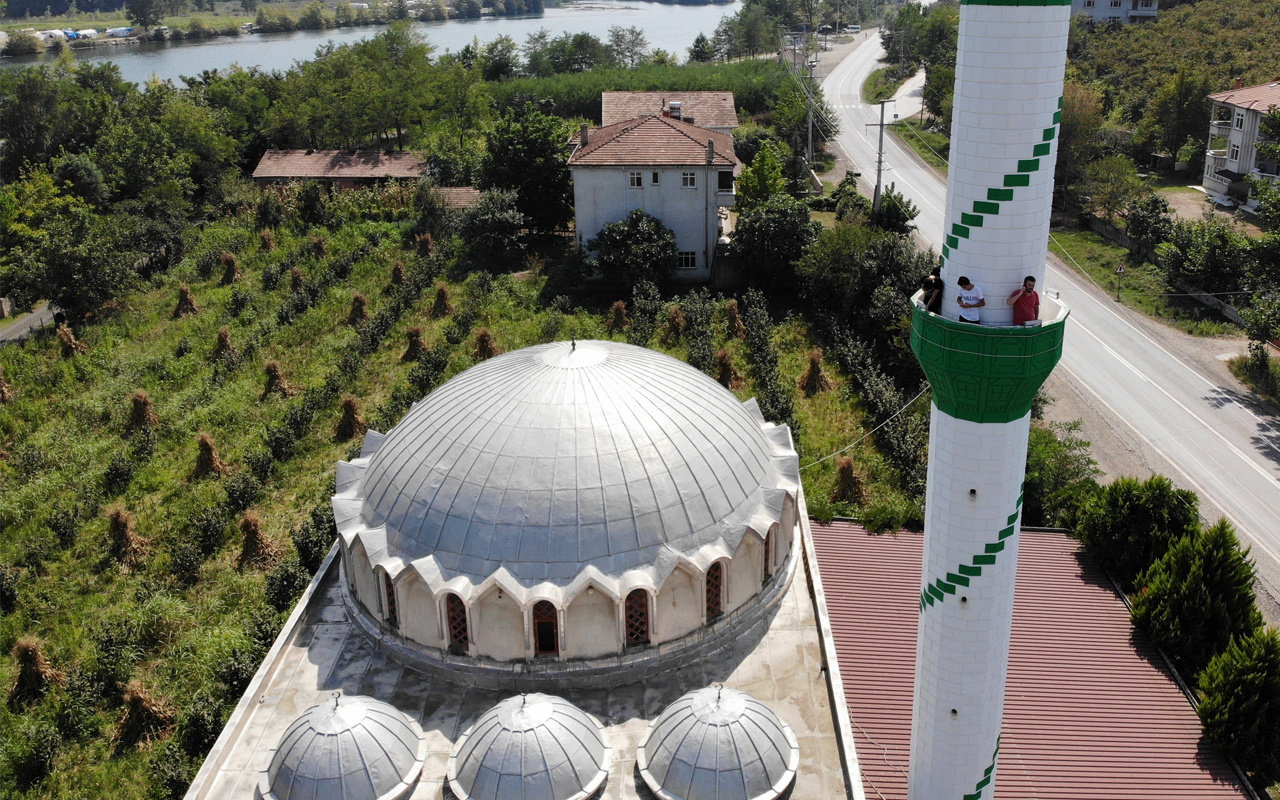 Görenler hayrete düştü! Burada herkes minareye çıkıyor