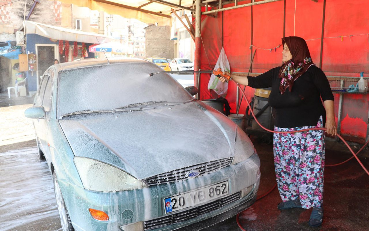 Oto yıkamacı Hülya teyze Denizli'de oğlunun emanetine gözü gibi bakıyor