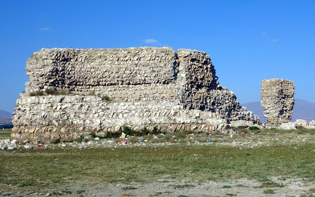 Van Gölü çekilince tarihi Erciş Kalesi ortaya çıktı Kanuni Sultan Süleyman konaklamış